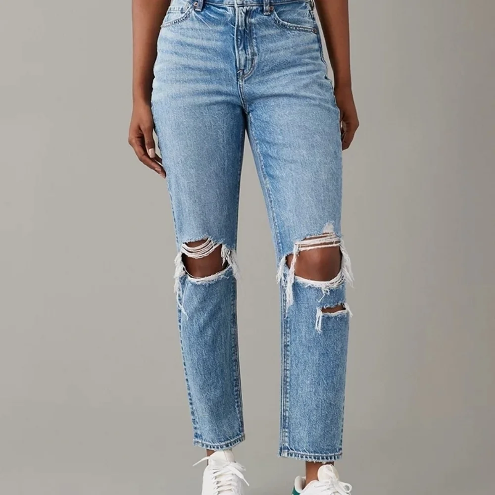 American Eagle Mom Jean Women's Size 4 Tall Destroyed Light Wash Denim Straight - Picture 2 of 12